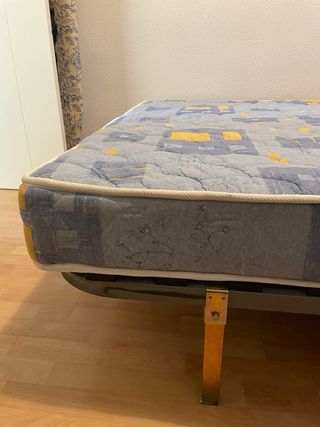 Somier con patas, colchón y cabecero