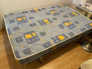 Somier con patas, colchón y cabecero