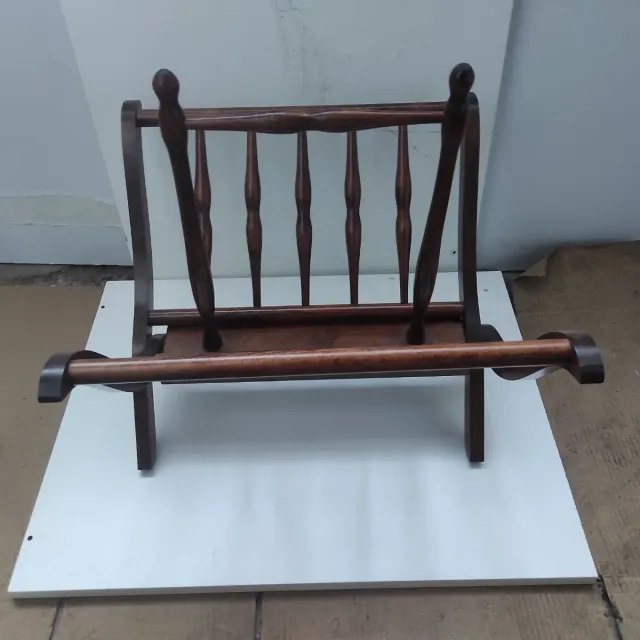 Revistero de madera estilo clásico