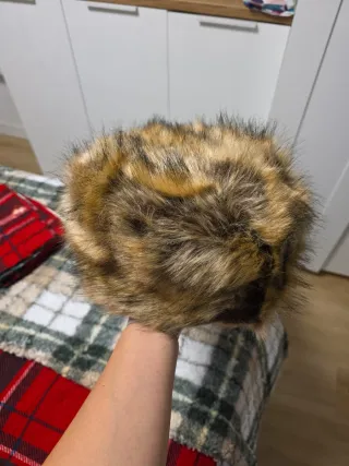 Gorro de pelo marrón y rojo