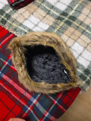 Gorro de pelo marrón y rojo