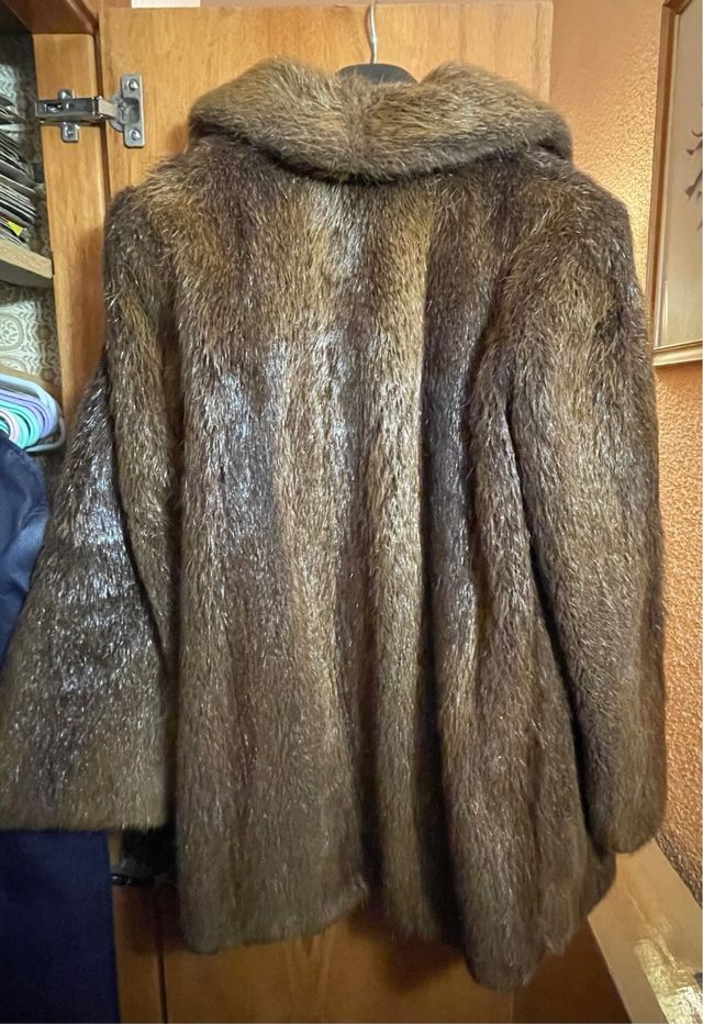 Abrigo de pelo de bisonte marrón. Talla M/L