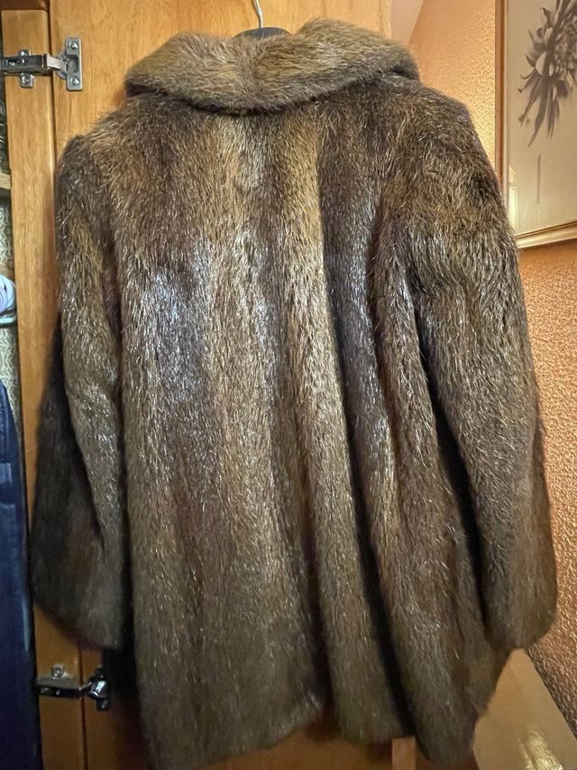 Abrigo de pelo de bisonte marrón. Talla M/L