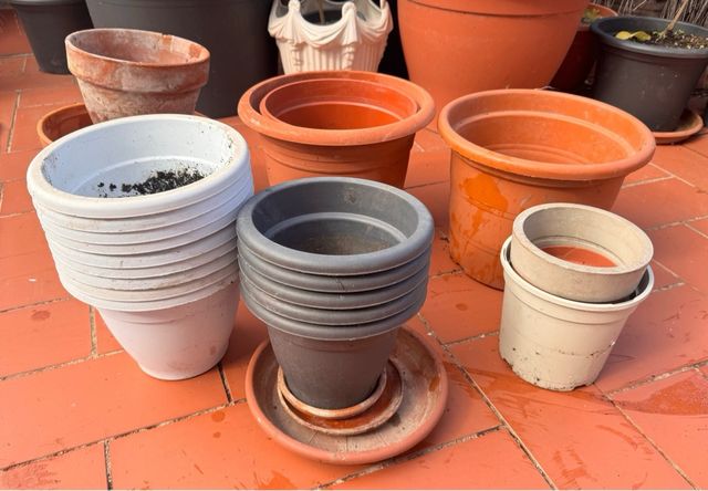 Lote de Maceteros y Platos Variados .