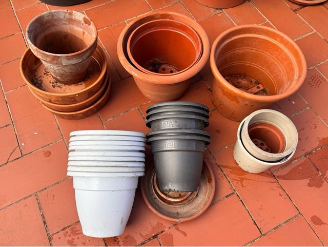 Lote de Maceteros y Platos Variados .