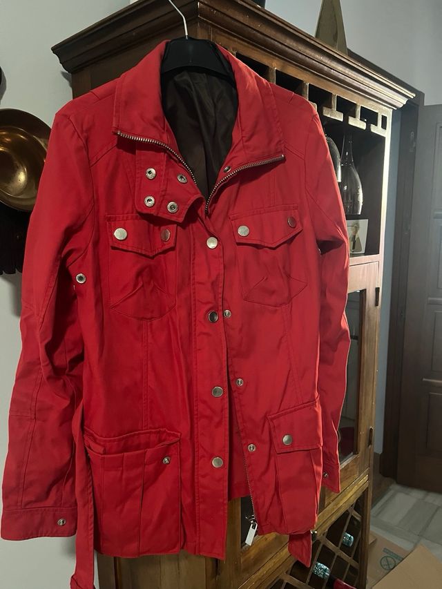 Chaqueta impermeable roja mujer