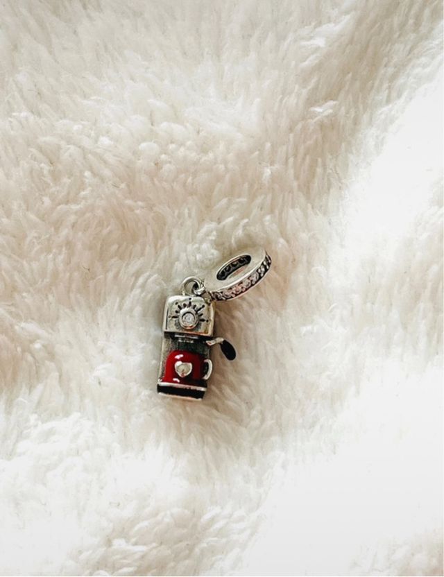 Charm Cafetera. Bañado en Plata. Nuevo