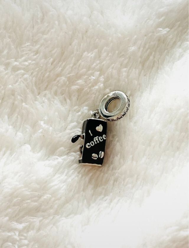 Charm Cafetera. Bañado en Plata. Nuevo