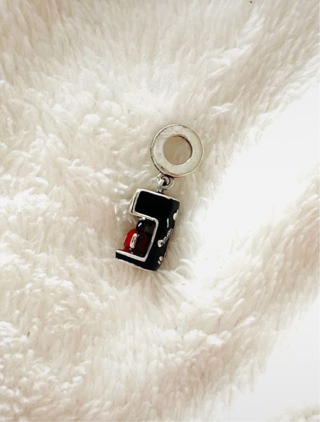 Charm Cafetera. Bañado en Plata. Nuevo