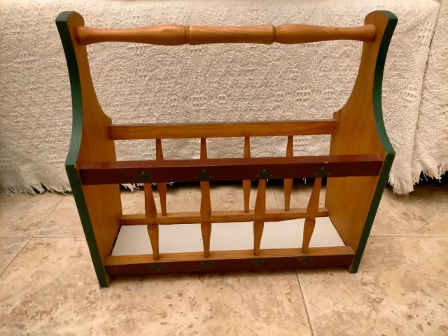 Revistero de madera con asa y adornos verdes