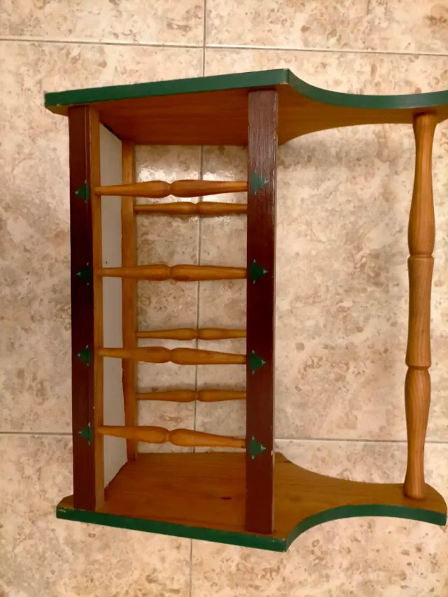 Revistero de madera con asa y adornos verdes