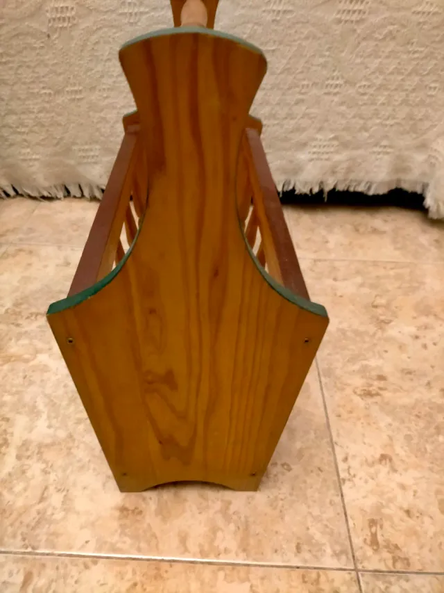 Revistero de madera con asa y adornos verdes