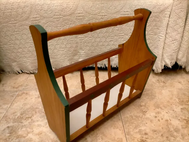 Revistero de madera con asa y adornos verdes