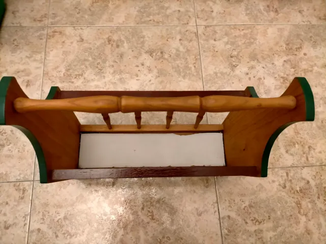 Revistero de madera con asa y adornos verdes