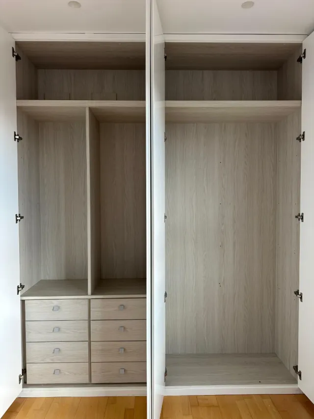 Armario modular beige y blanco.