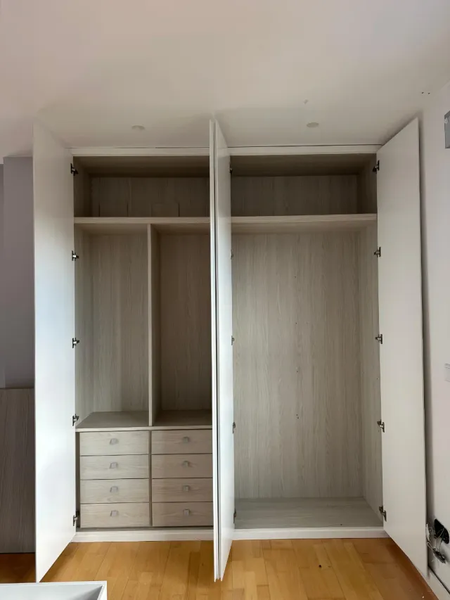 Armario modular beige y blanco.