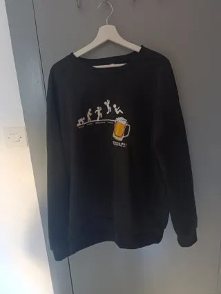 Sudadera negra con estampado divertido