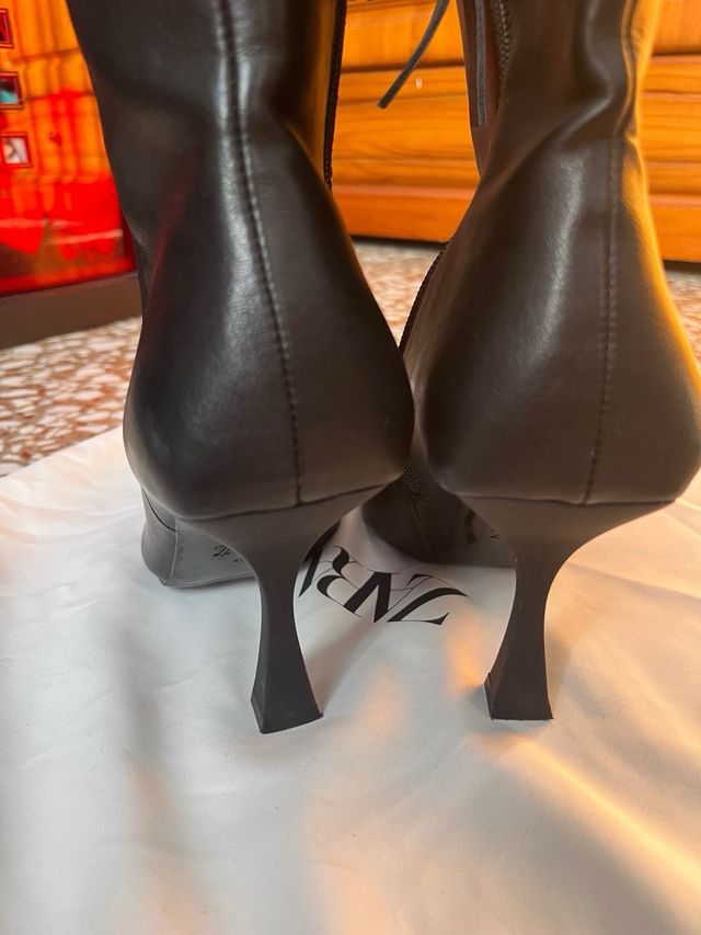 Botines Zara Tacón Fino Tachuelas