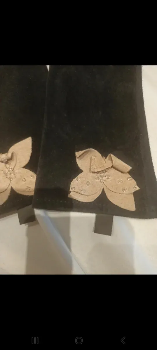 Guantes de ante negros con flores