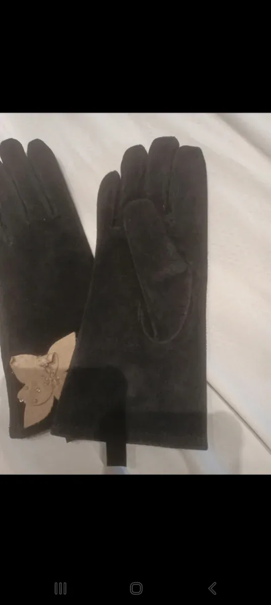 Guantes de ante negros con flores