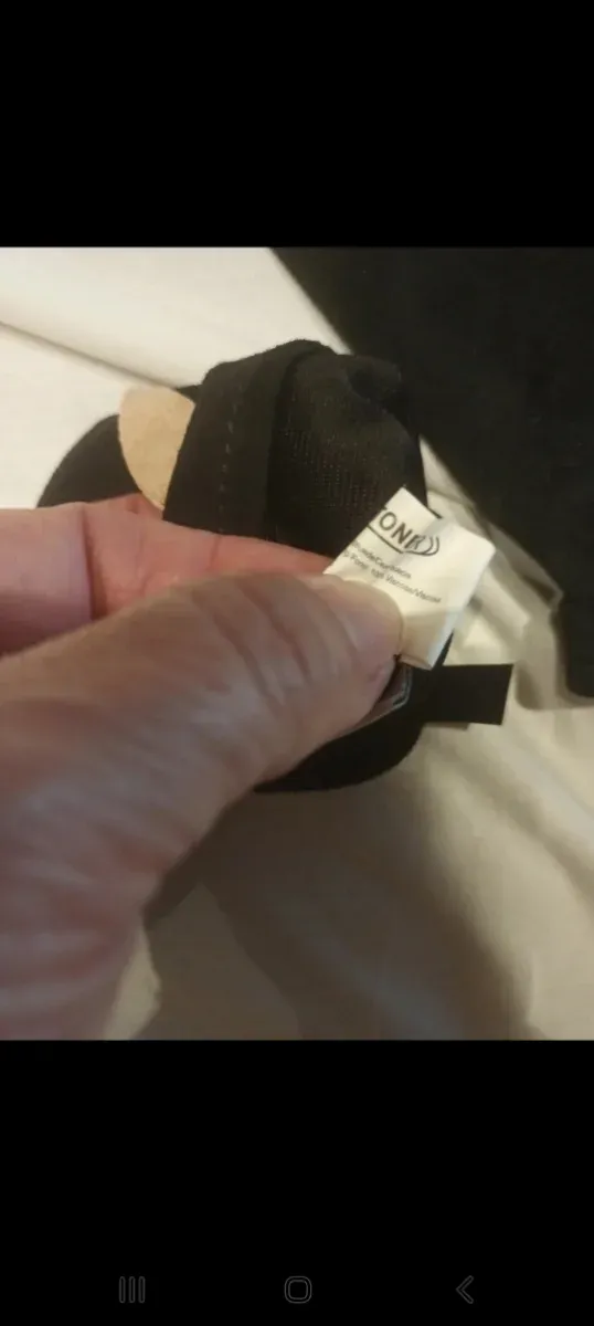 Guantes de ante negros con flores