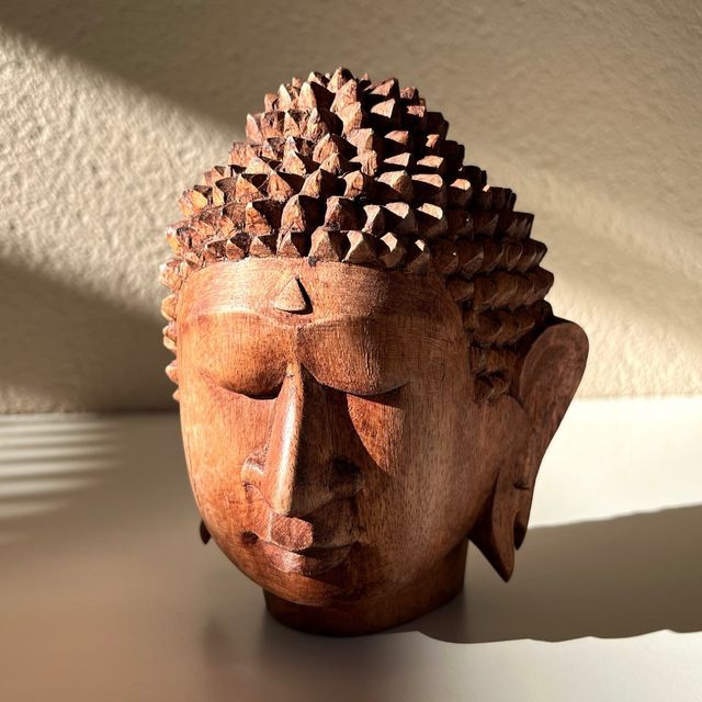 Cabeza de Buda tallada en madera
