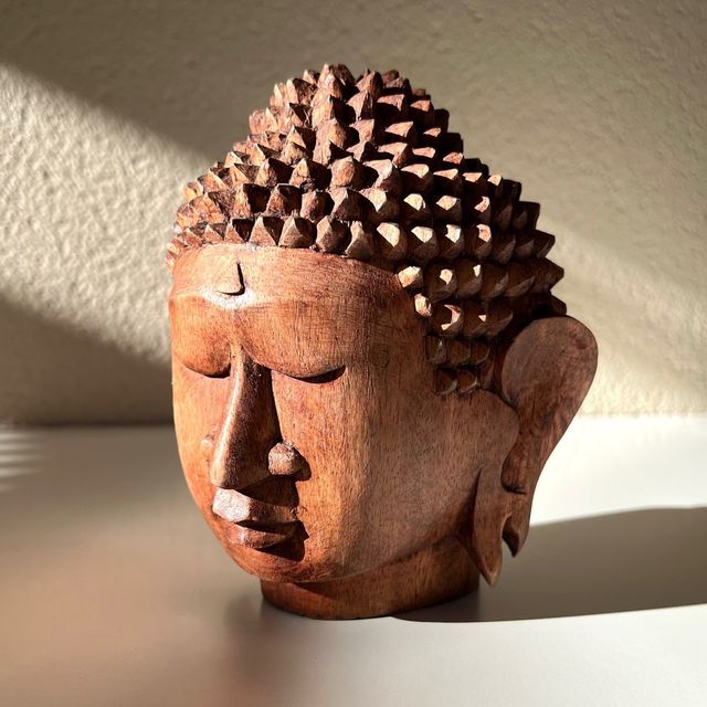 Cabeza de Buda tallada en madera
