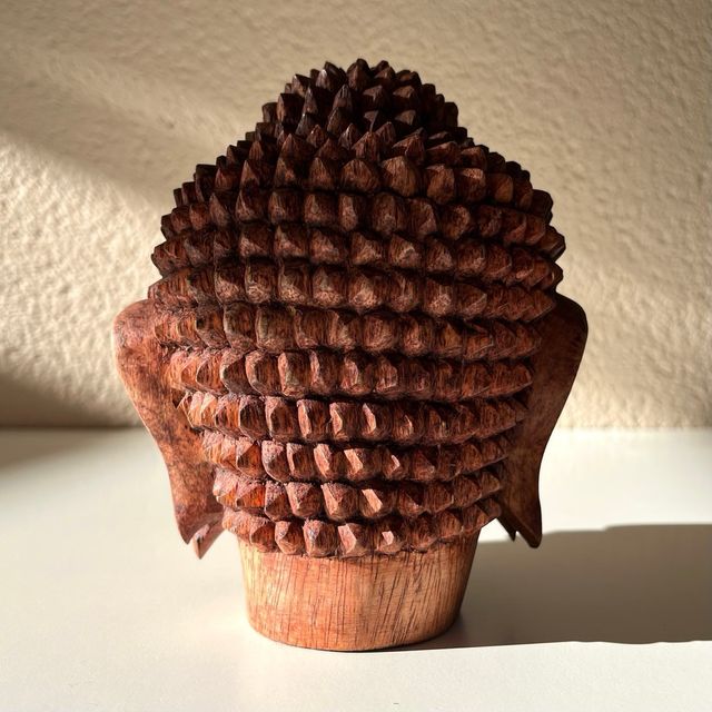 Cabeza de Buda tallada en madera