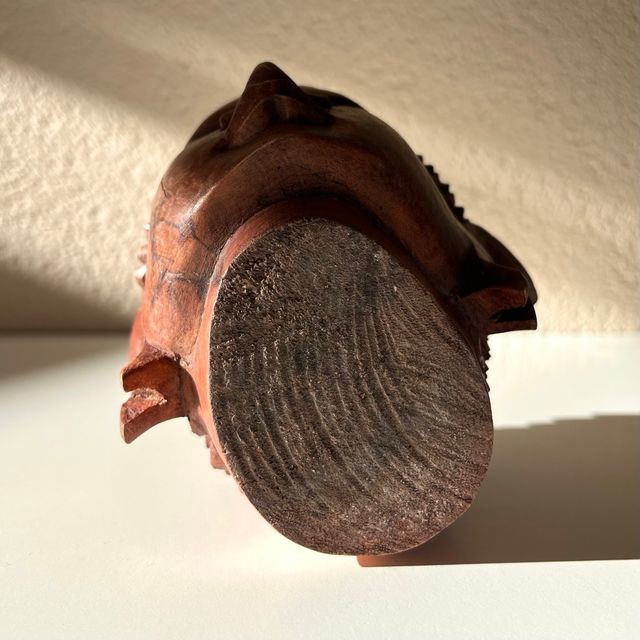 Cabeza de Buda tallada en madera