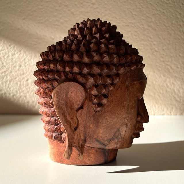 Cabeza de Buda tallada en madera