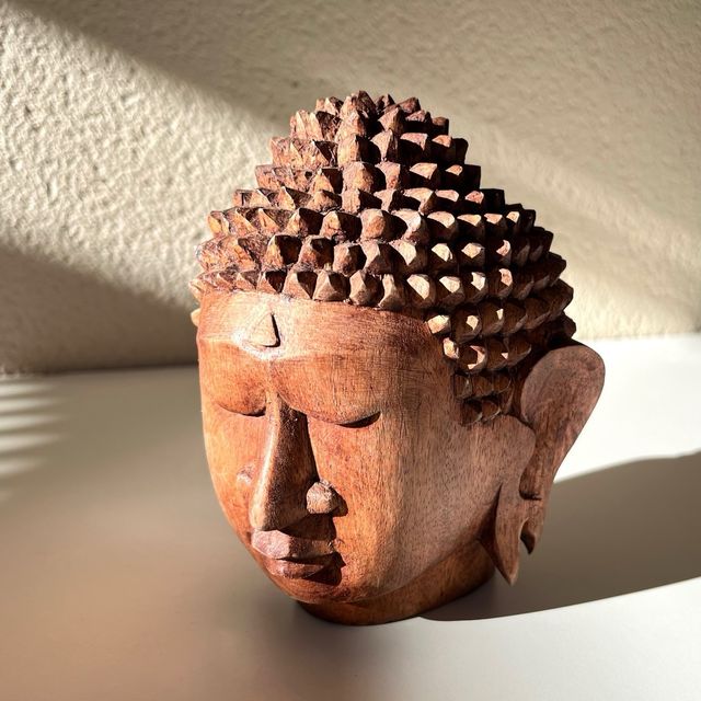 Cabeza de Buda tallada en madera