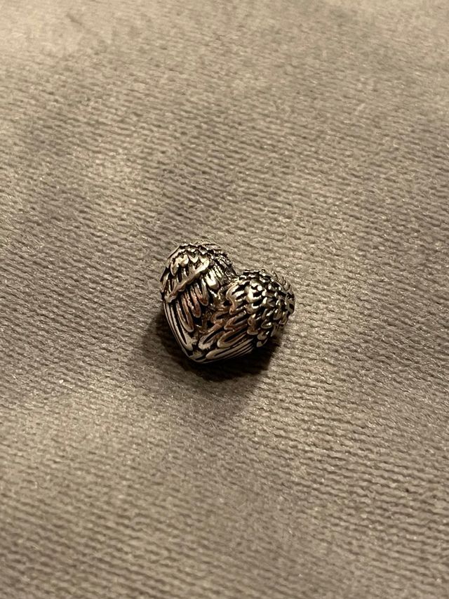 Charm Corazón con Alas. Bañado en Plata. Nuevo