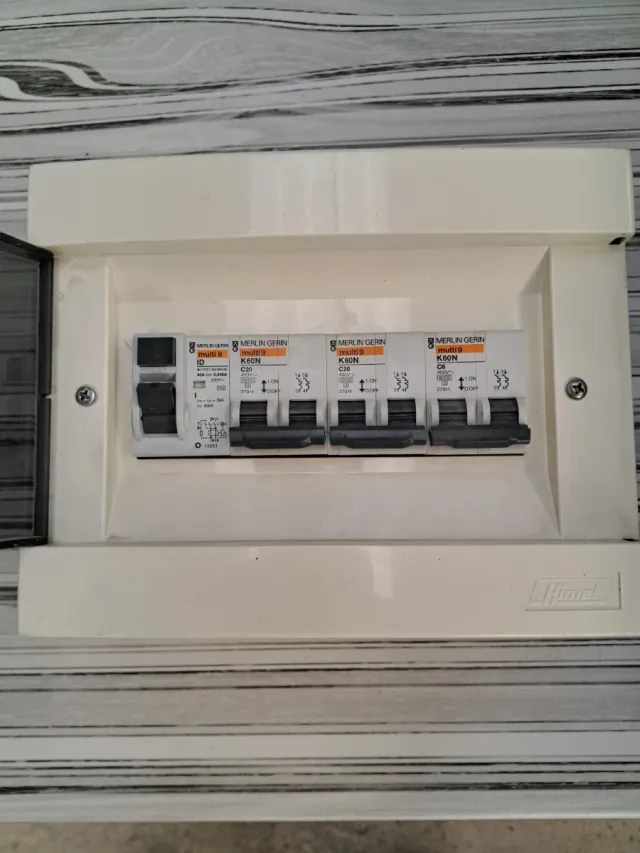 Quadro elettrico da incasso con differenziale e PIAs