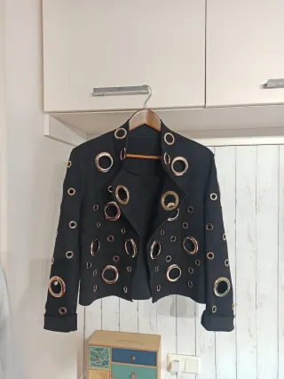 Cazadora negra Sweet Miss con ojales