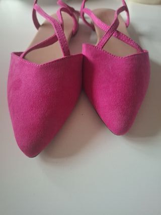 Zapatos planos fucsia con tiras