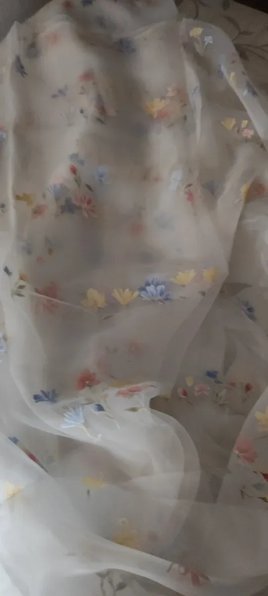 Cortinas de gasa con estampado floral