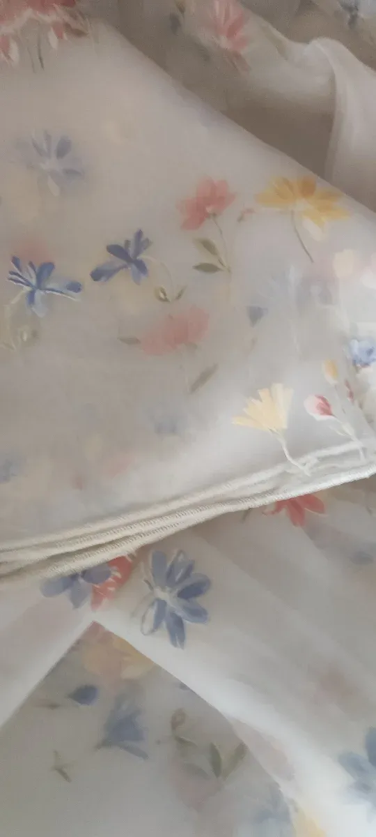 Cortinas de gasa con estampado floral