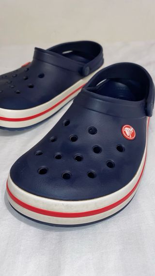 Crocs niño azul y rojo