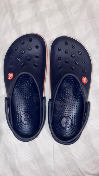 Crocs niño azul y rojo