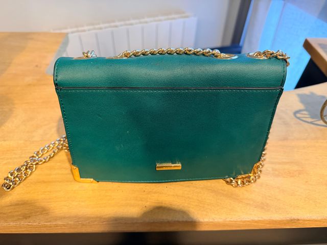 Bolso verde elegante con cadena dorada