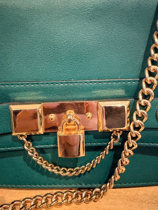 Bolso verde elegante con cadena dorada