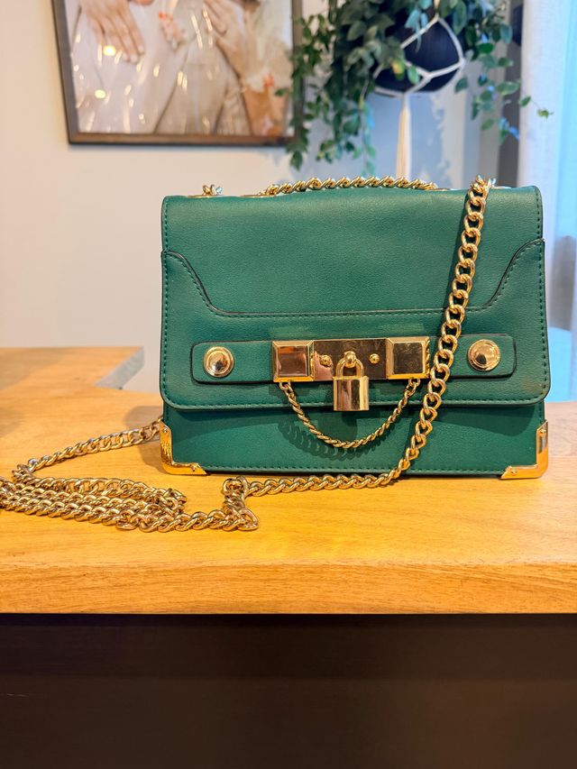 Bolso verde elegante con cadena dorada