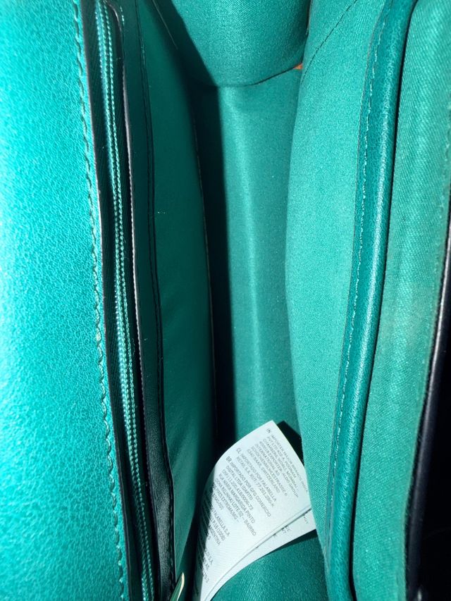 Bolso verde elegante con cadena dorada