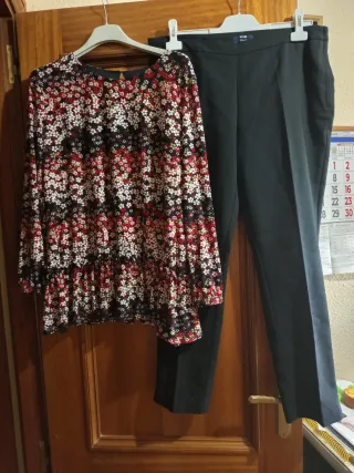 Conjunto Blusa Estampada y Pantalón Negro