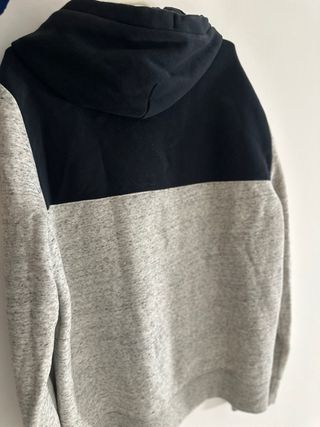 Sudadera Hollister bicolor con capucha y bolsillo