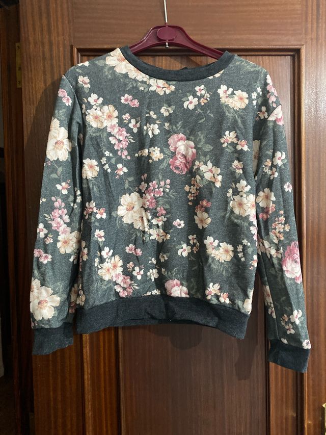 Sudadera floral gris y rosa