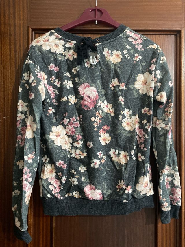 Sudadera floral gris y rosa