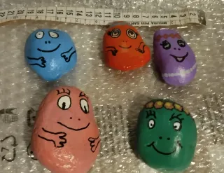 13 sassi dipinti a mano. personaggi