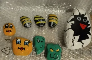 13 sassi dipinti a mano. personaggi