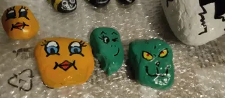 13 sassi dipinti a mano. personaggi